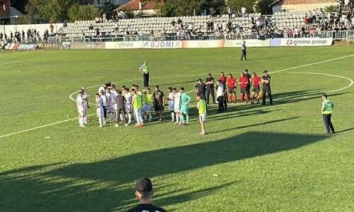 Merret vendimi ndaj Vushtrrisë pas hedhjes së shisheve me zall në drejtim të lojtarëve dhe gjyqtarëve