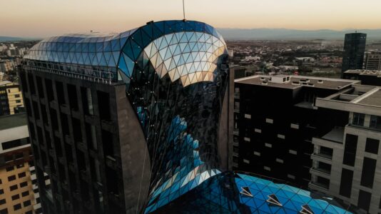 YSABEL SOCIETY – Prishtina me rooftop-in më madhështor në Ballkan