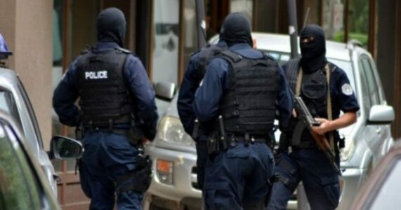 Policia në rajonin e Prishtinës javën e kaluar sekuestroi 2 armë zjarri e 49 thika