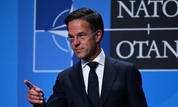 Rutte ia kthen Putinit që e kërcënoi me luftë Europën  Do të bëjmë çmos për t i mbrojtur 1 milard njerëzit tanë dhe territorin