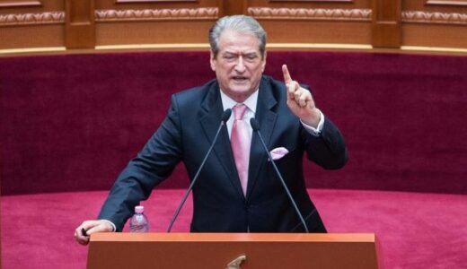 Tensione në Kuvendin e Shqipërisë – Berisha bllokon foltoren, mbyllet seanca