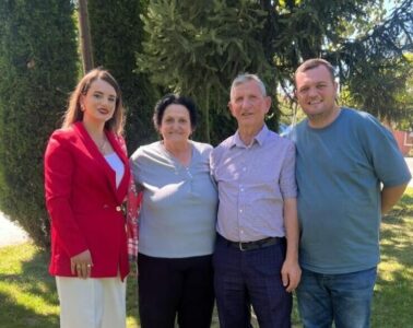 Aktori Butrint Lumi uron nënën për ditëlindje