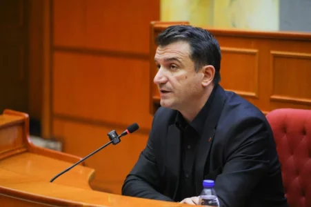 Kushtetuesja e la në detyrë, Veliaj urdhër nga qelia: Tirana të zbukurohet për festat e fundvitit