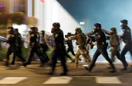 Trump urdhëron vendosjen e trupave në Portland dhe objektet e ICE-së