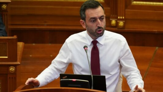 Basha nuk do që të ketë qasje me qytetarët, i mbyll komentet në Facebook