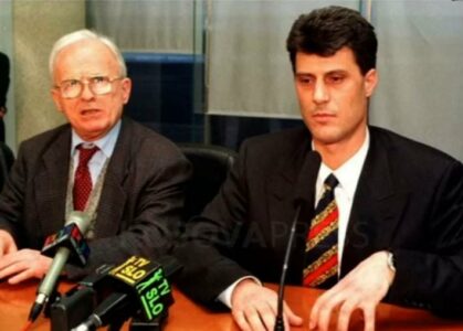 “Fotografinë mund ta gjeni në Google” – Fotoja me Demaçin detyron avokatin e Thaçit të tallet pak me prokurorin