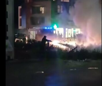 Marrin flakë disa kabllo elektrike në Klinë, intervenojnë zjarrfikësit