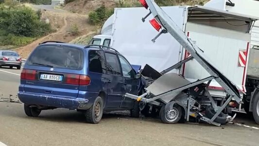 Lirohet për qarkullim rruga në drejtimit të Vërmicës pasi aksidentit zinxhiror me tetë vetura