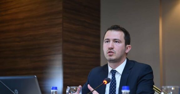 Krasniqi: E trishtueshme të dëgjosh nga njerëzit që e kanë përjetuar Bllacën të thonë se Kosovës nuk i duhet ndihma e Amerikës