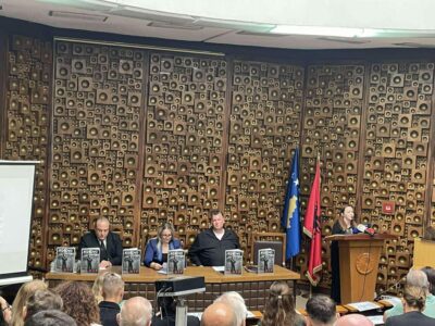 Fotografia si dëshmi e gjenocidit serb, promovohet libri ‘Kosovo at War’ i fotoreporterit danez