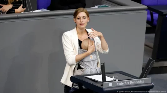 Deputetja e Parlamentit gjerman mban fjalim në Bundestag me fëmijën e saj në ‘kangur’