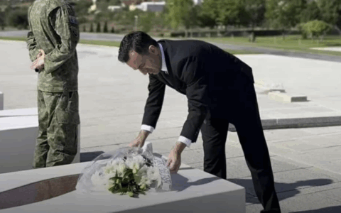 Bashkëautori ku flitet zi e terr për UÇK’në bën homazhe në Prekaz