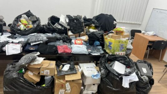 Kontrabandisti braktis furgonin dhe i ikë Policisë së Kosovës, konfiskohen mallra mijëra euro në pikën kufitare!