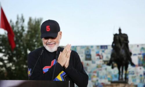 Rama: Ka plazhe ku i trajtojnë vizitorët si skllevër, sikur do hanë shkopin e çadrës