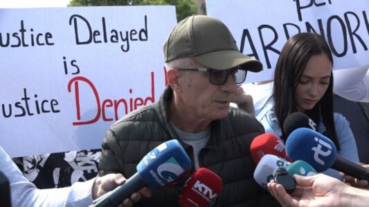 “Emocionalisht i lodhur”, babai i ish-policit Arbnor Spahiu: Ai po vuan se po mbahet padrejtësisht në burg