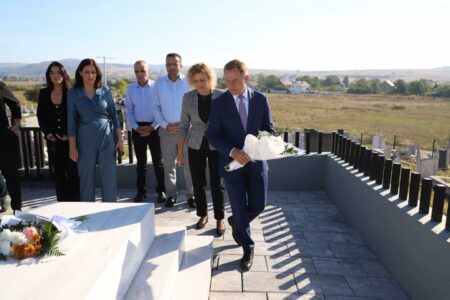 Ferit Idrizi bën homazhe tek varri i heroit, Afrim Bunjaku: Rënia e tij plagë e përbashkët për gjithë Kosovën!