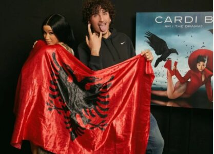 Reperja me famë botërore mbështillet me flamurin kuq e zi