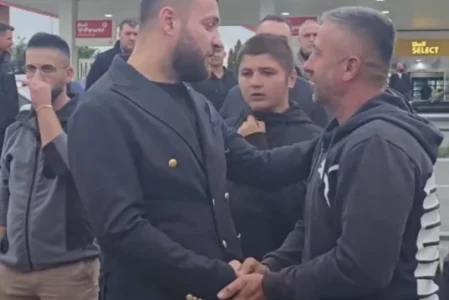 Luiz Ejlli ngushëllon familjen e Gjestit gjatë varrimit