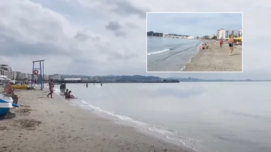 Qindra turistë besnikë nga Kosova mbushin bregdetin e Durrësit gjatë fundjavës