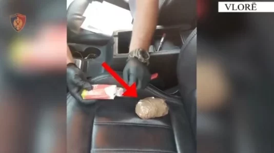 Sekuestrohet kokainë dhe kanabis që ishte gati për shitje, Policia publikon pamje të arrestimit të 41-vjeçarit nga Lushnja