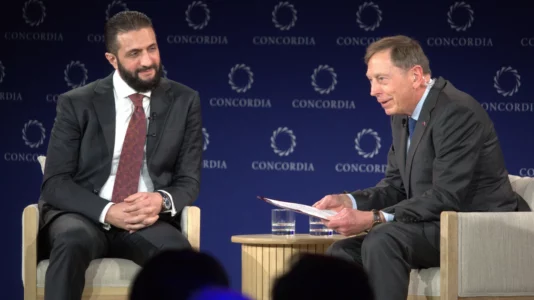 Si u bë që presidenti sirian al-Sharaa të ulet me gjeneralin amerikan që dikur e arrestoi atë?