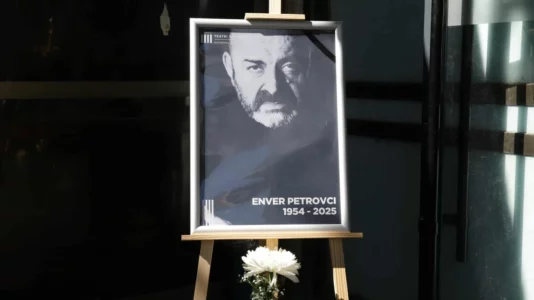Figura nga politika e arti bëjnë homazhe për aktorin shqiptar, Enver Petrovci
