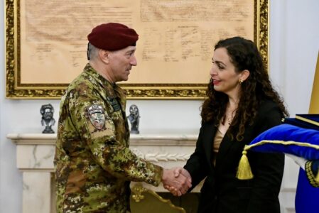 Osmani i ndan Medaljen Presidenciale Ushtarake në shenjë mirënjohjeje Barduanit të KFOR