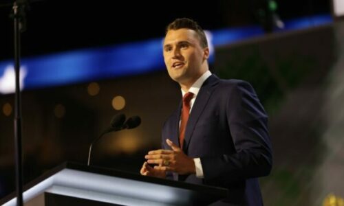 I dyshuari për vrasjen e Charlie Kirk ende në arrati, dy persona të arrestuar janë liruar