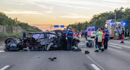 Një aksident fatal është regjistruar në autostradën A3, në Frankfurt të Gjermanisë. Nëntë automjete janë përplasur me njëra tjetrën dhe të paktën një prej tyre shpërtheu në flakë.