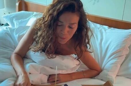 Erolldi incizon Diolen pa rroba, e befason me tortë tek shtrati