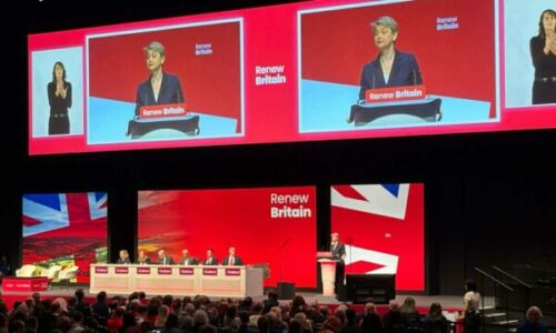 Kryediplomatja britanike e kujton luftën e Kosovës dhe ndeshjen e futbollit kur tifozët dardanë nderuan himnin anglez