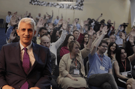 Lushi: Fajtor janë anëtarësia e VV’së që i shkojnë Kurtit pas dhe i binden autokratit si delet pa ogiçë në tufën e tyre