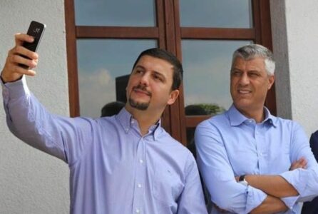 Krasniqi për dëshminë e James Rubin për Thaçin: Trimi i mirë me shokë shumë