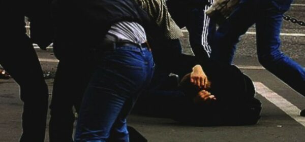 Përleshje pas një aksidenti trafiku në Prishtinë, një burrë dhe një grua përfundojnë në pranga