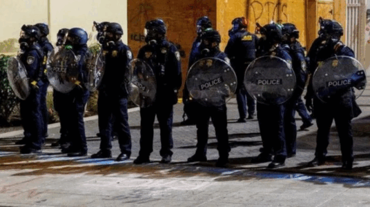 “Po rrethohemi nga ANTIFA!” Trump urdhëron vendosjen e ushtrisë në Portland