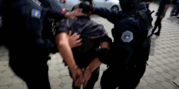 Sulmoi fizikisht një të mitur e me veturë goditi një person tjetër, arrestohet i dyshuari në Lipjan