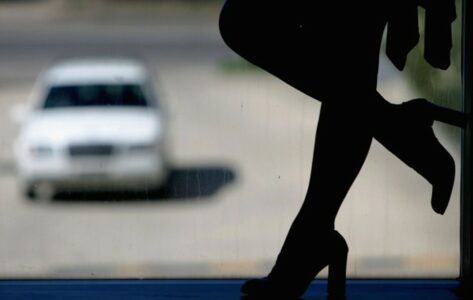 Trafikonin vajza nga Uganda, prostitucion në lokalet e Fierit në Shqipëri