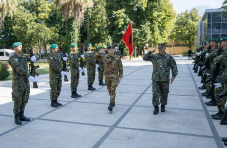 Komandanti i KFOR-it në Tiranë, flet me Ministrin e Mbrojtjes për sigurinë në Kosovë dhe dialogun