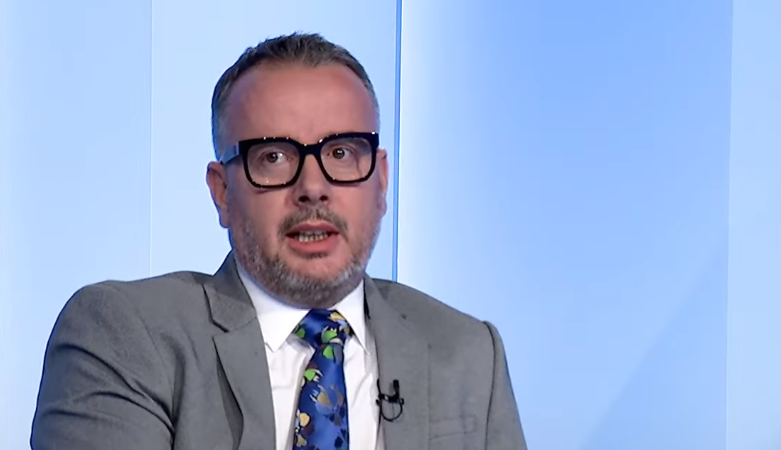 Kajtazi irritohet  Si me folë Vuçiqi  qysh bre Kombëtares së Kosovës  Kurti i thotë  klub futbollistik  