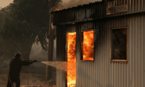 Përfshihet nga zjarri një objekti në Pejë, lëndohet një person