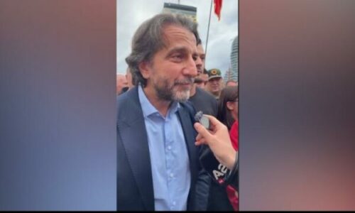 Përparim Rama në Tiranë, pritet përzemërsisht nga protestuesit për drejtësi në Gjykatën Speciale