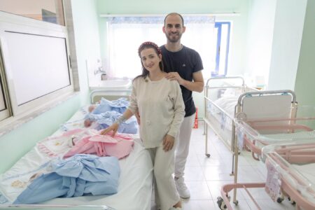 Gruaja në Tiranë sjell në jetë katërnjakë të shëndetshëm