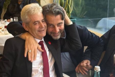 Protesta në Tiranë: Përqafimi i ngrohtë mes Përparim Ramës e Ali Ahmetit