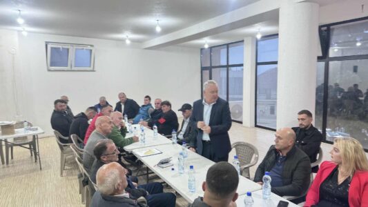 Agron Kuçi prezanton projektet zhvillimore para banorëve të lagjes Qendër në Junik