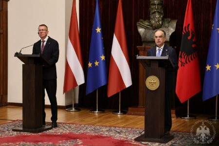 Begaj pas takimit me homologun letonez: Trupat letoneze në KFOR, dëshmi e solidaritetit të ndërsjellë