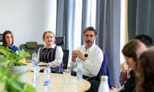 Uran Ismaili në takim me shoqërinë civile: Cilësi dhe siguri për shkollat me 200 oficerë të sigurisë të shpërndarë