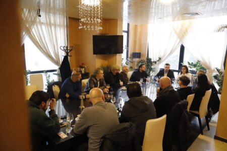 Arian Tahiri takohet me artistë të Mitrovicës: Do ta pasurojmë jetën kulturore anekënd qytetit