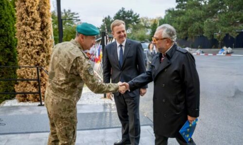 Komandanti i KFOR’it pret në takim Sorensenin dhe shefin e EULEX, flasin për sigurinë në Kosovë