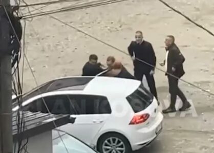 Plagosja e dy personave në Pejë, ndalohet për 48 orë i dyshuari