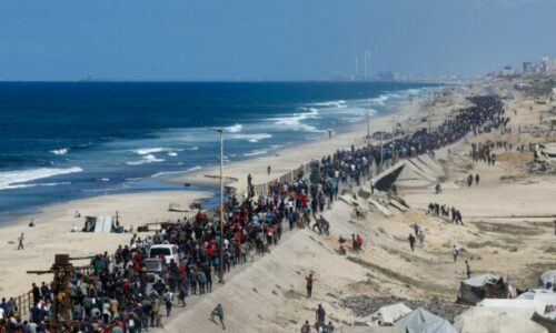 Palestinezët nisin të rikthehen në shtëpitë e tyre pasi hyn në fuqi armëpushimi në Gazë